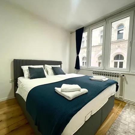 - Everything Nearby Apartment *