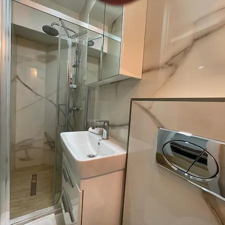 Apartment - Everything Nearby *